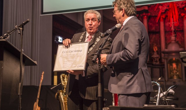 Jacques Niederer (links) bij de uitreiking van de Roosenspeld aan Cor Verbogt. FOTO PETER BRAAKMANN