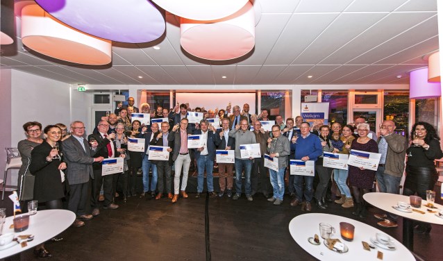 Blije gezichten op de groepsfoto FOTO COOPERATIEFONDS