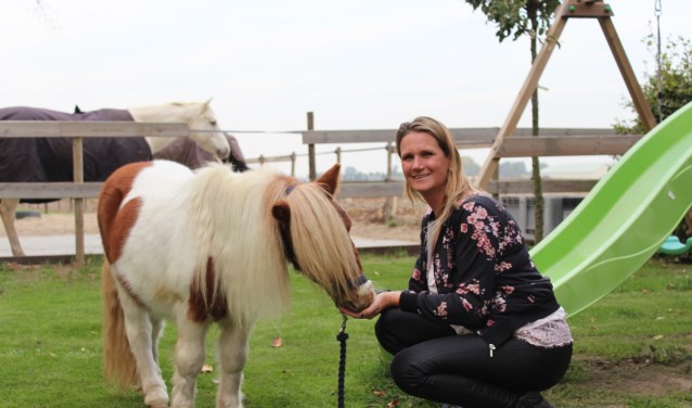 Josje Holthuijsen bij haar mini Shetlander Fin, een knuffelpony