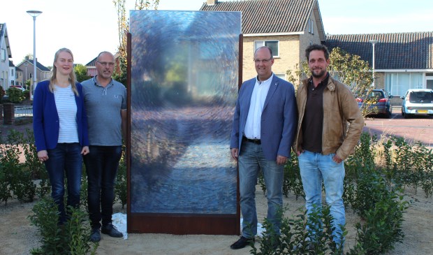 Ontwerpster Sylvia Vergouwen middenin haar ontworpen tuin Het Levenspad van Vincent van Gogh.