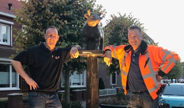Paul Jaspers (rechts) en mede-initiatiefnemer Frans Hendrickx probeerden de os in het geheim te plaatsen. Dat viel nog niet mee.