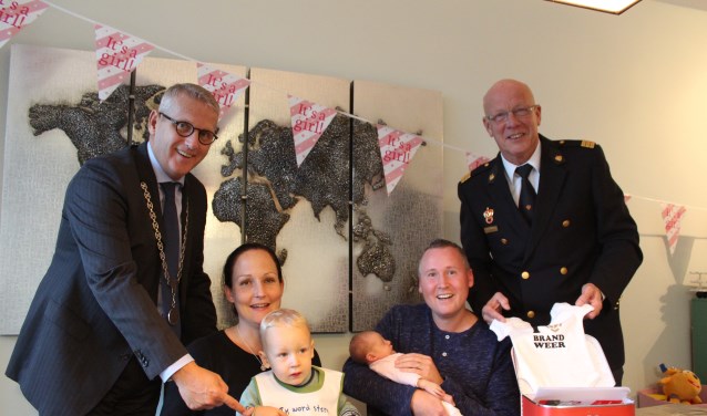 Hoog bezoek voor de kleine Esmee als voorbeeld voor alle andere kinderen en (brand)veiligheid