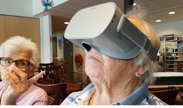 Twee dames ervaren Virtual Reality.