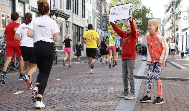 Jonge toeschouwers vieren hun eigen feestje in de Boschstraat.