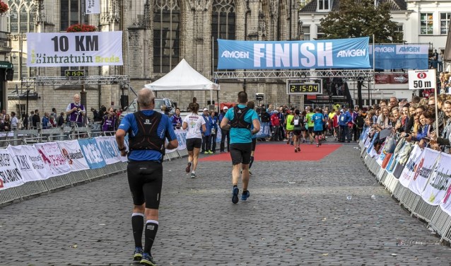 De brug over de Grote Markt tijdens de Singelloop waar het allemaal gebeurde.