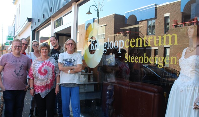 Het nieuwe Kringloopcentrum Steenbergen met een deel van het enthousiaste team