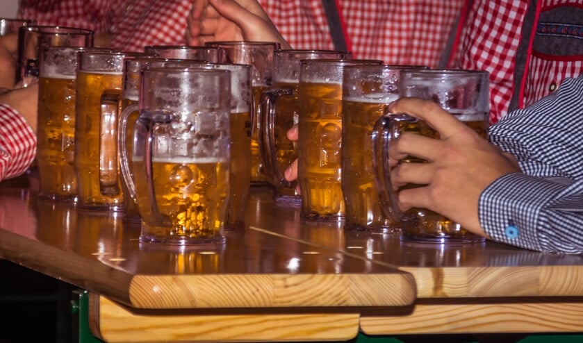 Duits bierfeest keert terug op Oud-Vossemeer: lange tafels, grote pullen bier en veel gezelligheid