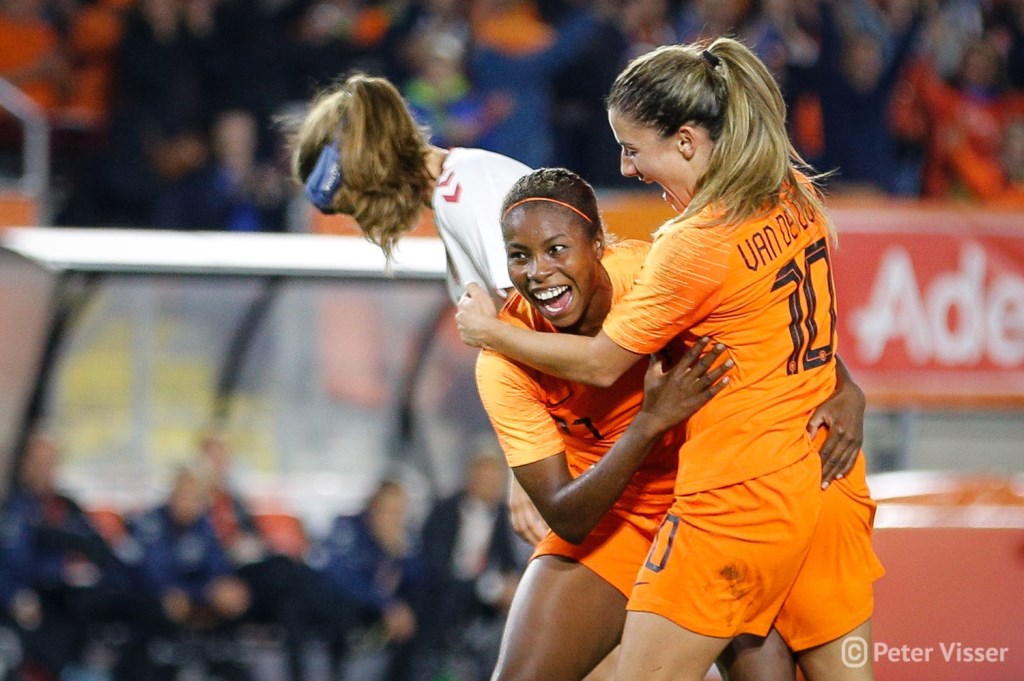 De Oranje Leeuwinnen versloegen Denemarken met 2-0, vrijdag 5 oktober in het Rat Verlegh Stadion.