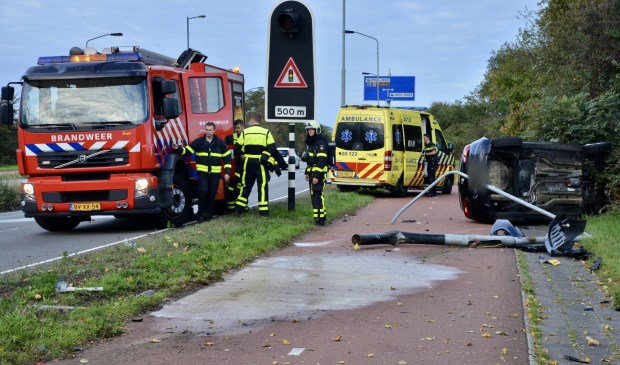 De auto raakte een lantaarnpaal.