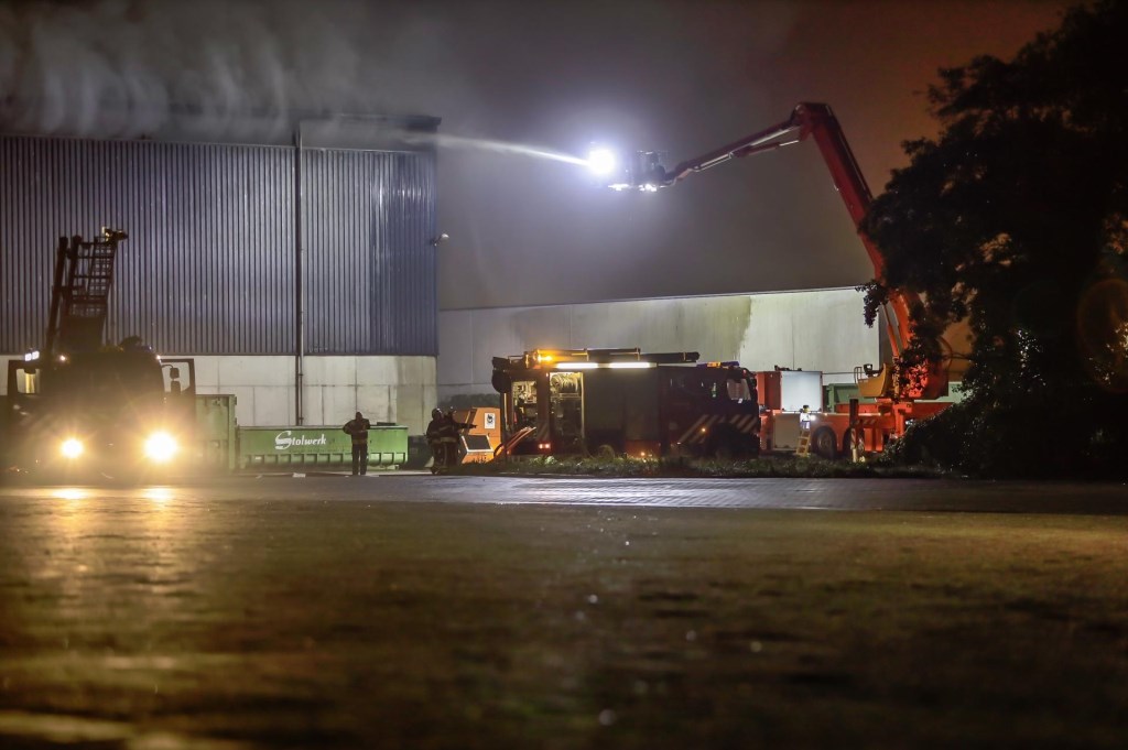 Brandweer in actie bij de brand aan het Hazepad in Breda.