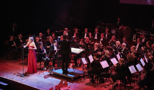 Sopraan Hanne Roos met Harmonieorkest Oranje in het werk Quando m'en vo'. FOTO TIMO REISIGER