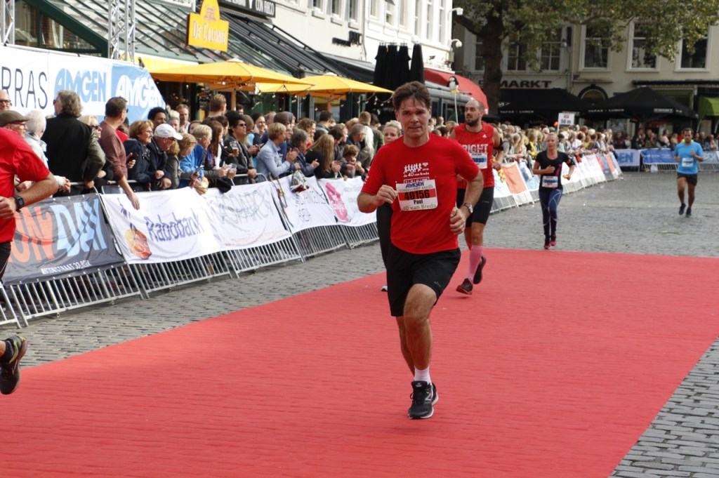De kopgroep, Elvis en de burgemeester finishen de halve marathon.