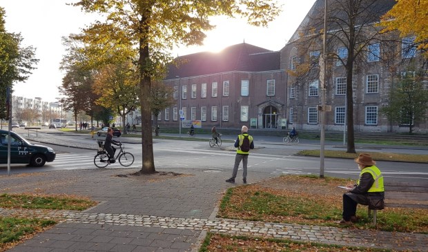 De senioren tellen het aantal voorbijgangers op het kruispunt vlakbij het Chassé Theater