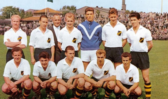 Kees Kuijs, staand, tweede van rechts.