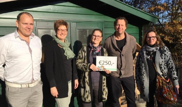 Overhandiging cheque; vlnr: Mike Frijters, Mariska van Nijnatten, Annemarie Brosens, Huub van Caam, Yvonne Matthijssen.