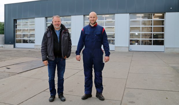Vader Arie en zoon Wilbert de Kramer bij hun vernieuwde autobedrijf in Yerseke.