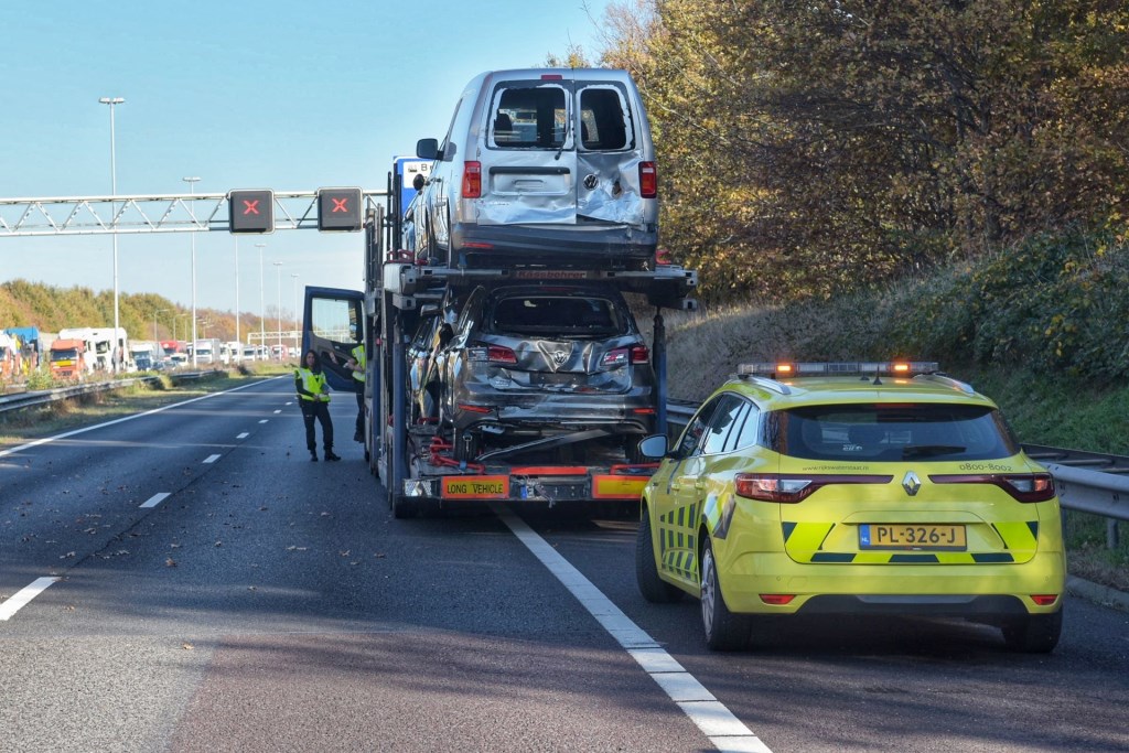 De A58 is volledig geblokkeerd richting Tilburg door het ongeval.