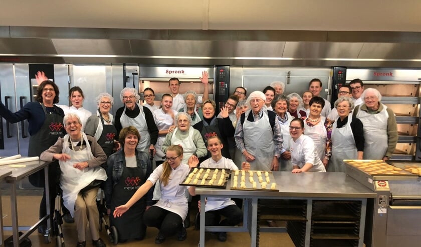 Stichting met je hart maakt worstenbroodjes samen met het Cingel College