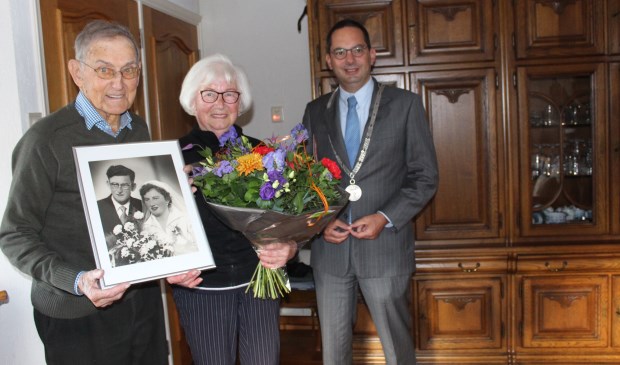 Louis en Wies Goris-Hopmans werden door burgermeester Steven Adriaansen persoonlijk gefeliciteerd met hun huwelijksjubileum.