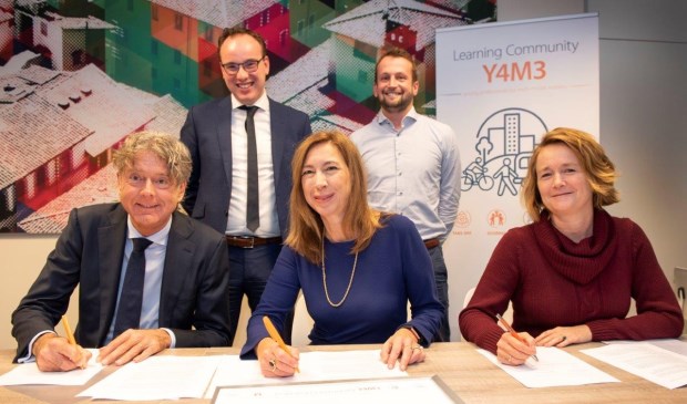 Voorste rij, van links naar rechts: Anne Hettinga - voorzitter Raad van Bestuur Arriva Nederland, Elizabeth Minneman - voorzitter College van Bestuur van Breda University of Applied Sciences en Debbie Dermout - Academy Director Academie Built Environment & Logistics Achterste rij, van links naar rec