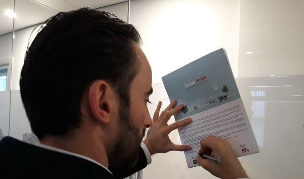 CDA-fractievoorzitter Jeroen Bruijns zet zijn handtekening onder het document.