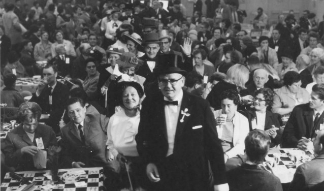 De Boerenraad met voorop Grootste boer Leo tijdens de reünie op 18 mei 1968. FOTO WESTBRABANTS ARCHIEF