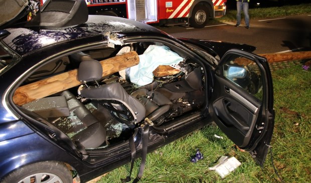 De bijrijder kwam bekneld te zitten en moest bevrijd worden door de brandweer.