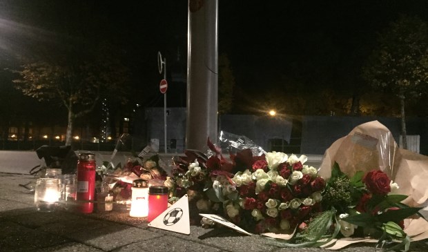 Bloemen, kaarten en kaarsjes op de plek waar de 23-jarige Paul Pluijmert werd neergestoken.