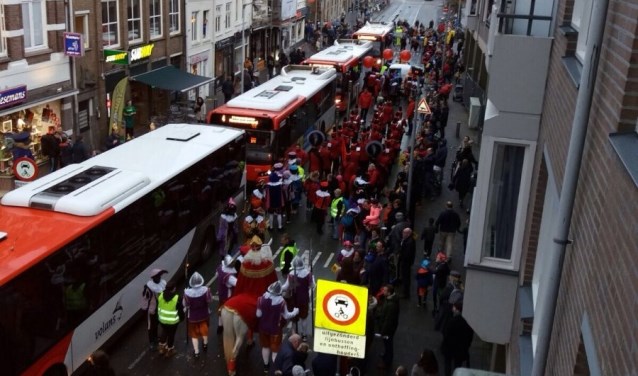 De bussen verstoren de intocht van Sinterklaas in 2017