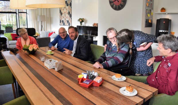 Minister Hugo de Jonge in gesprek met enkele patiënten. FOTO STELLA MARIJNISSEN