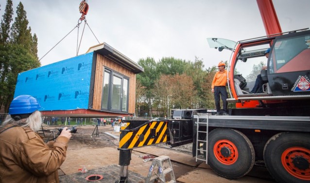 De plaatsing van flexwoningen in Kesteren.