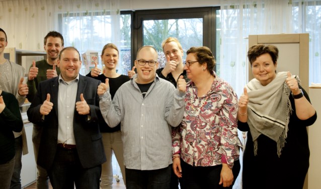 Het inpakken van de kerstpakketten werd met veel plezier gedaan door onder andere cliënten van S&L Zorg