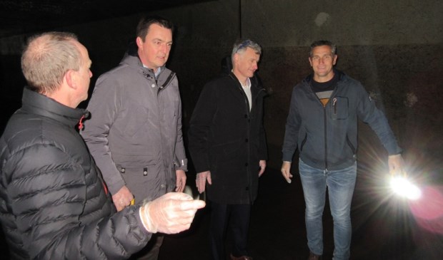 Wethouder Paul de Beer inspecteert een onderdeel van het rioolgemaal.