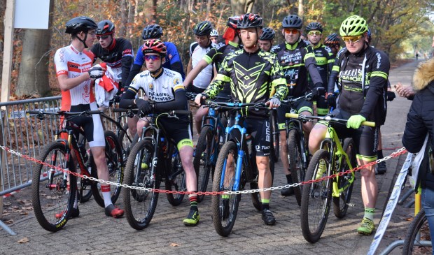 Start van de mountainbikers. FOTO STELLA MARIJNISSEN