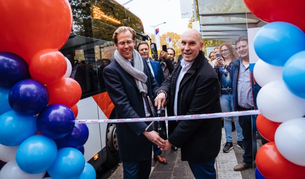 Gedeputeerde Christophe van der Maat en wethouder Boaz Adank geven het startsein van de nieuwe naamgeving van de snelle lijnen.