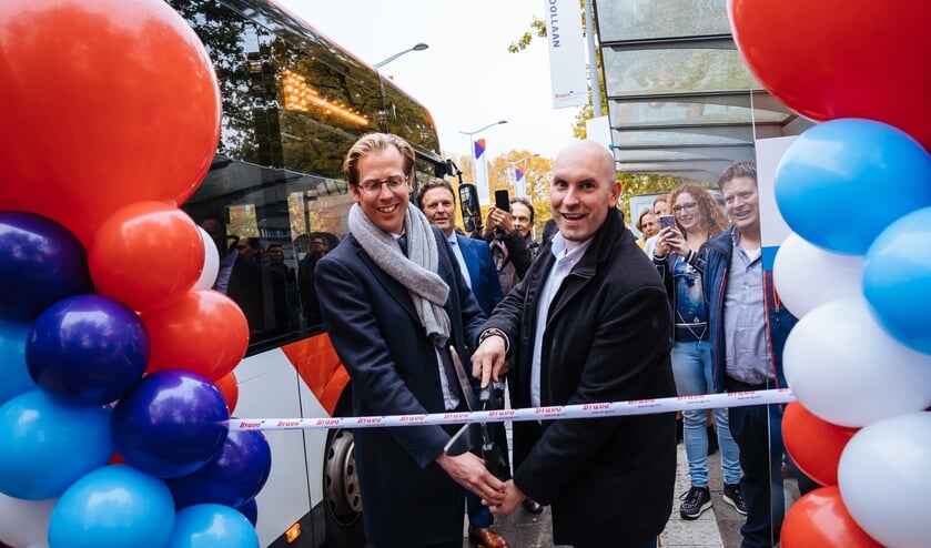 Gedeputeerde Christophe van der Maat en wethouder Boaz Adank geven het startsein van de nieuwe naamgeving van de snelle lijnen.