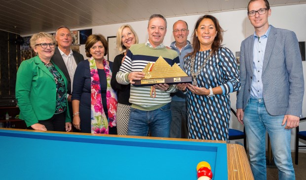 Dick Jaspers ontvangt de felicitaties van het Rucphense college na het behalen van zijn vierde wereldtitel driebanden in oktober van dit jaar.