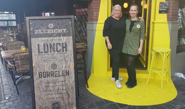 Daan van Eendenburg (links) staat samen met haar collega Shannon in de 'spotlight'