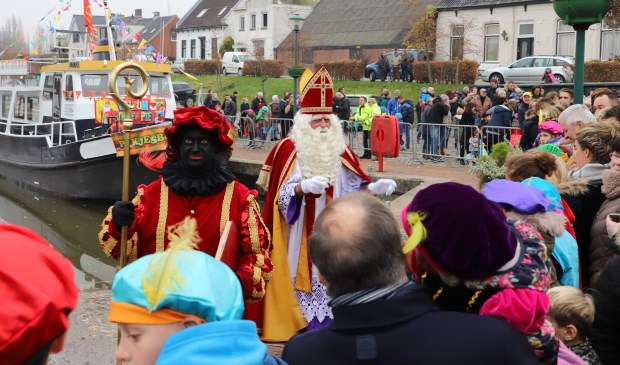 Het was een drukte van belang bij de aankomst van Sint en zijn pieten in de haven van Dinteloord.