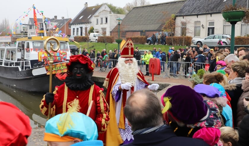 Het was een drukte van belang bij de aankomst van Sint en zijn pieten in de haven van Dinteloord.
