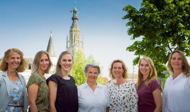 Fransje (midden) samen met haar collega's voor de Grote Kerk in Breda