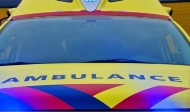 De ambulance bracht de gewonden naar het ziekenhuis.