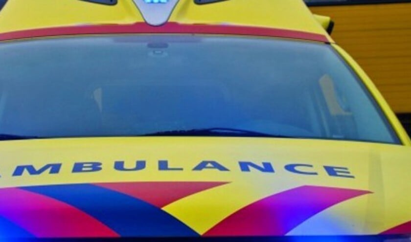 De ambulance bracht de gewonden naar het ziekenhuis.