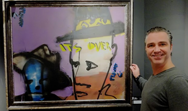 Arian van der Hoeven met één van de kunstwerken van Herman Brood