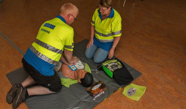 Johan Rijnhout en Francien Duinkerke in actie met de nieuwe reanimatiepop en AED trainer