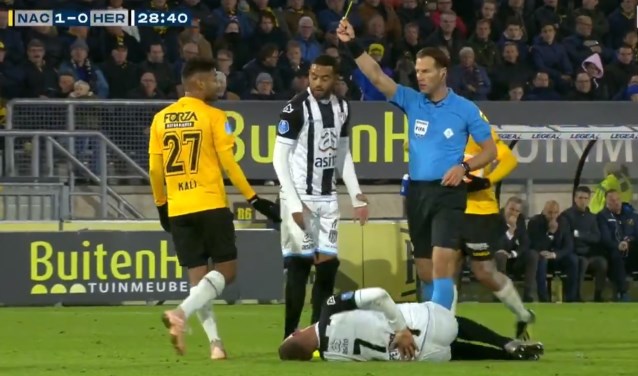 Tijdens NAC-Heracles ontsnapte Anouar Kali nog aan een rode kaart van Makkelie na een zware overtreding.