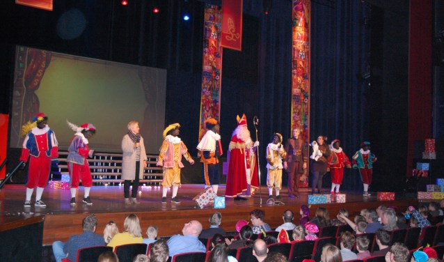 Sint zingt met kinderen in de zaal