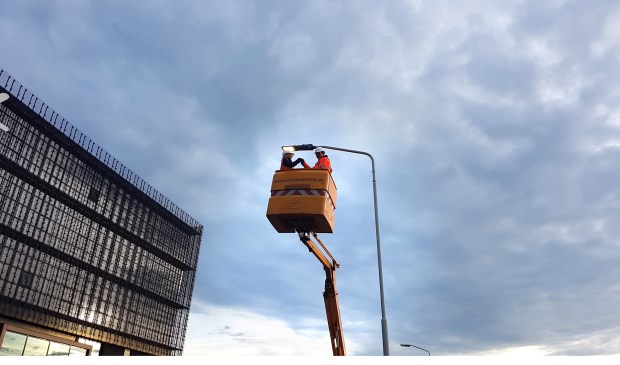 Wethouder Greetje Bos vervangt symbolisch een van de armaturen.