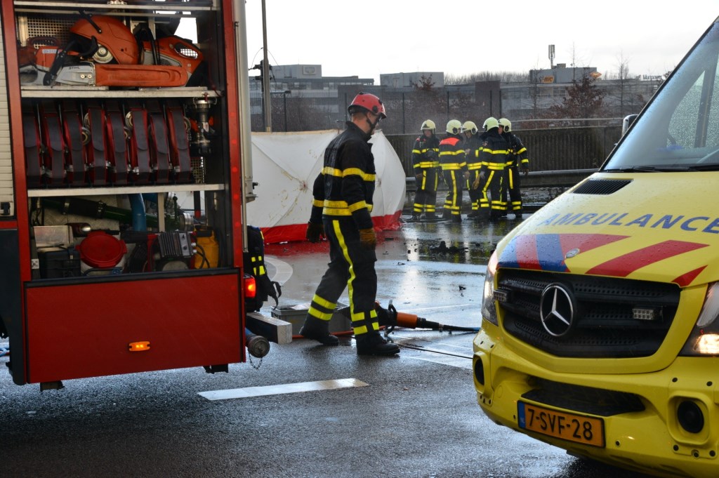 De politie doet uitgebreid onderzoek naar een dodelijk ongeval op het viaduct bij de A16 richting Rotterdam.
