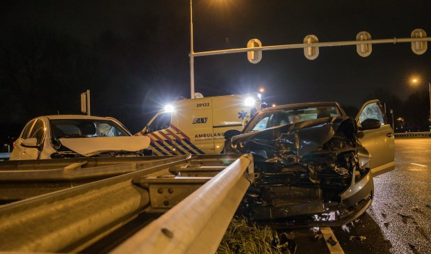 Twee auto's botsten op elkaar op de kruising van de Emerparklaan en de Backer en Ruebweg.